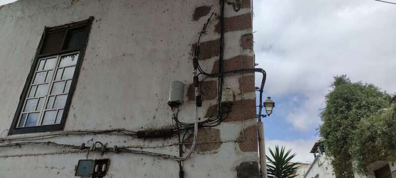 Cables en la fachada de una vivienda del conjunto histórico de Telde/TA.